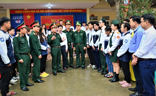 Ban Tuyển sinh Quân sự Bộ Quốc phòng tư vấn tuyển sinh cho học sinh Hà Giang